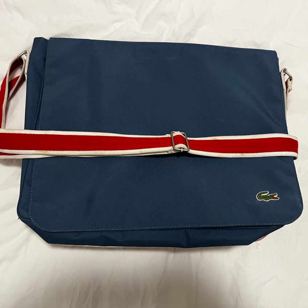 Lacoste bag.
Beautiful color.
Gently used.
Very clean inside and out.